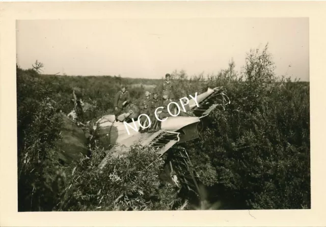 Foto WK II Russland deutsche Soldaten auf Flugzeugtrümmern Absturz Abschuss E1.4