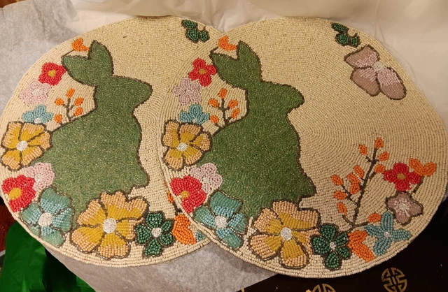 Dos CONEJITOS ISAAC MIZRAHI CON CUENTAS DE FLORES, CARGADORES, HECHOS EN LA INDIA