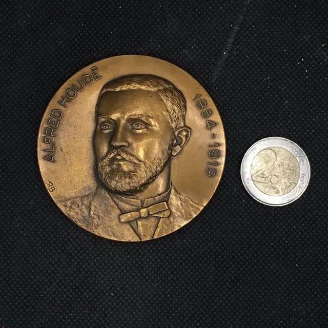 Médaille à Pierre Combemale, doyen des facultés de médecine et pharmacie de Lille, 1964