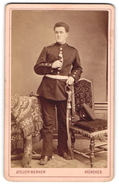 Fotografie Atelier Werner, München, Soldat in Uniform mit Säbel und Schützensch