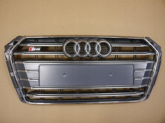 Emblema Volkswagen cromato sulla griglia del radiatore