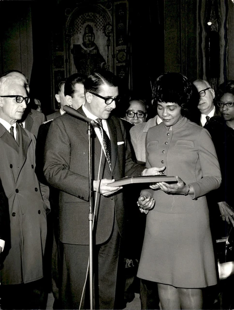 LV110 Original Photo CORETTA SCOTT KING MLK Widow Honored in Milan Italy Event