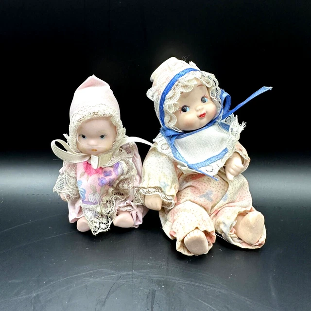 LOT DE 4 anciennes petites poupées en céramique / porcelaine, vêtements LOT DE 4 anciennes petites poupées en céramique / porcelaine, vêtements