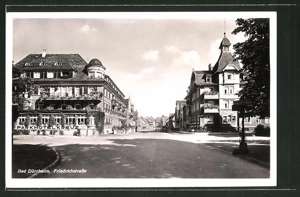 AK Bad Dürrheim, Straßenpartie in der Friedrichstraße mit Parkhotel Kreuz