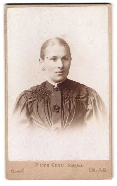 Fotografie Eugen Kegel, Cassel, Gr. Rosenstr. 5, Portrait Dame mit Brosche & Oh