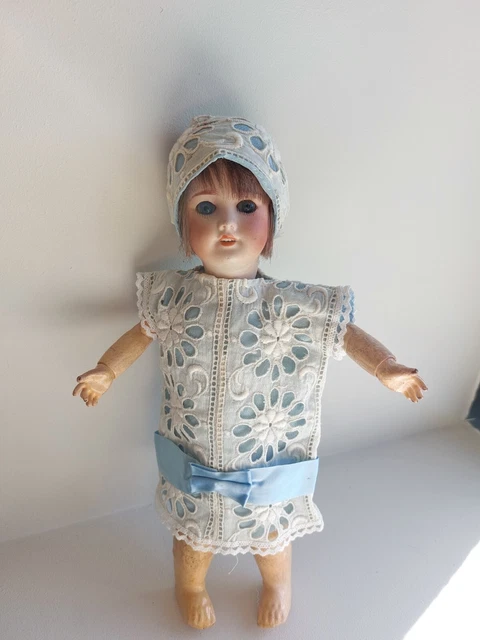 Les Poupees D'autrefois - MAGNIFIQUE POUPEE BLEUETTE UNISFRANCE 301 1 1/4 29 CM EN PARFAIT ETAT ET TROUSSEU DE QUATRE TENUES GAUTHIER LANGUEREAU