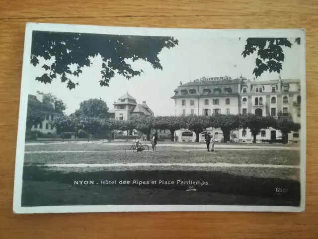 397 CPA - NYONS - HOTEL DES ALPES ET PLACE PERDTEMPS 1928 - animée vélo