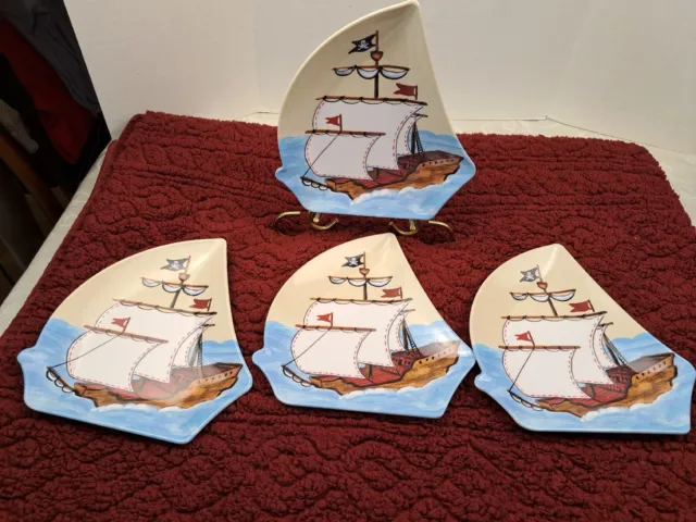 Juego de 4 placas en forma de barco pirata de melamina Pottery Barn para niños usadas