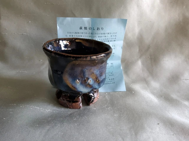 JA61: Sakebecher, Cup, blaue Glasur, Split-Stand, von Seigan Yamane, Japan, Hagi