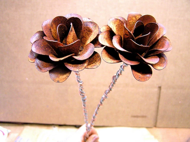 2 Grandes Metal ÓXIDO Rosa Flores con Alambre Envolvido de Plata Inoxidable y Cobre TALLOS