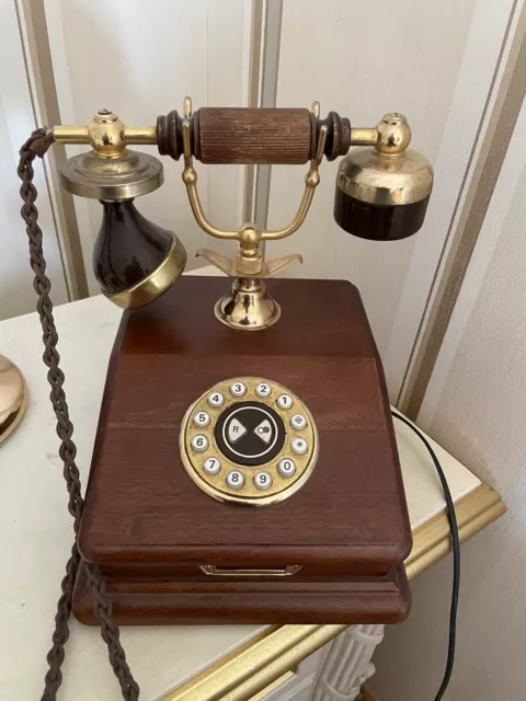Antikes altes Telefon, Nostalgie Holz und Messing