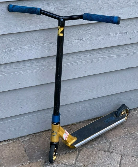 Scooter Fuzion Z250 entry level Pro + ROOT INDUSTRIES TURBINE GOLD WHEELS Scooter Fuzion Z250 entry level Pro + ROOT INDUSTRIES TURBINE GOLD WHEELS