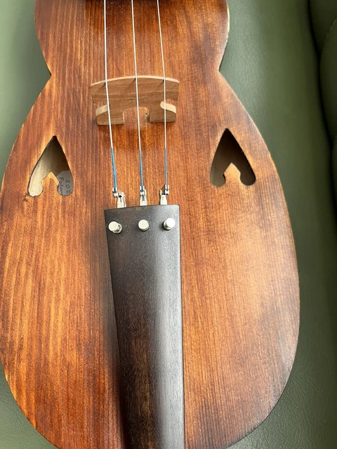 Nyckelharpa (instrument à cordes suédois) 3
