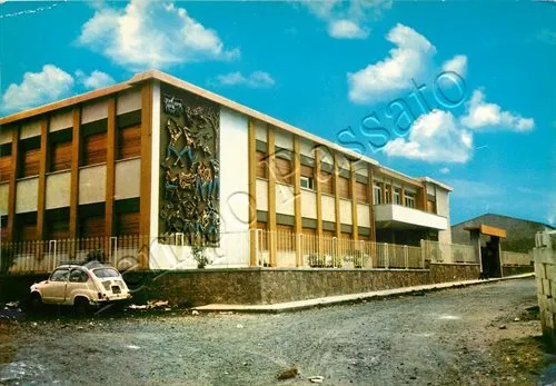 Cartolina di Thiesi, scuole medie e automobile - Sassari, 1967