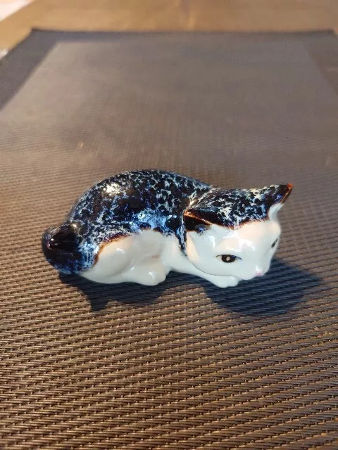 Figurine De Chat couché en porcelaine chinoise . Belle Petite Pièce.