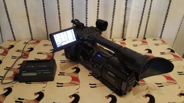 Sony Hvr-Z1E Digital Hd Video Camera Recorder + Chargeur