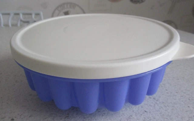 GRAND MOULE A CHARLOTTE Tupperware EN TBE AVEC SON COUVERCLE
