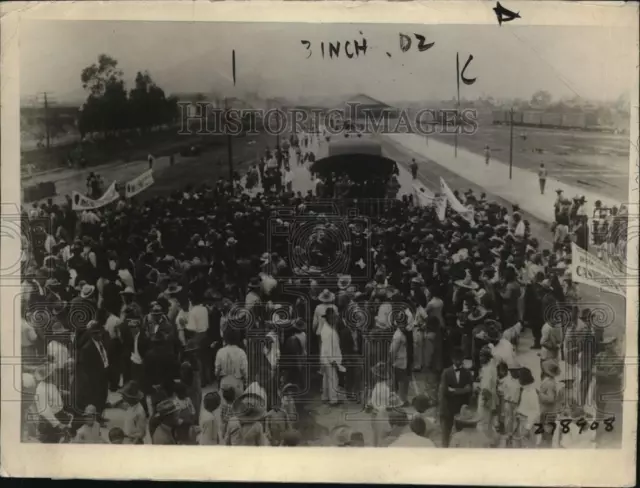 1920 Press Photo Crowds at Arrival of Mexican Diplomat Ignacio Bonillas