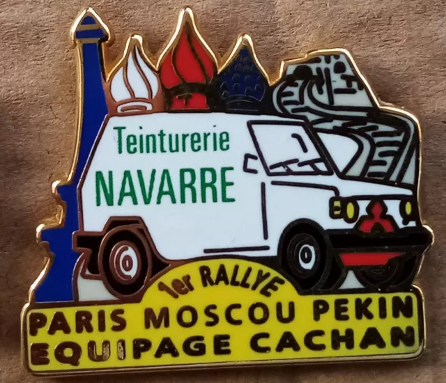 pin's badge 1er RALLYE PARIS MOSCOU PEKIN EQUIPAGE CACHAN MITSUBISHI NAVAR ZAMAC