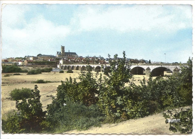 CP 58 NIEVRE - Nevers - Le pont sur la Loire et la Cathédrale