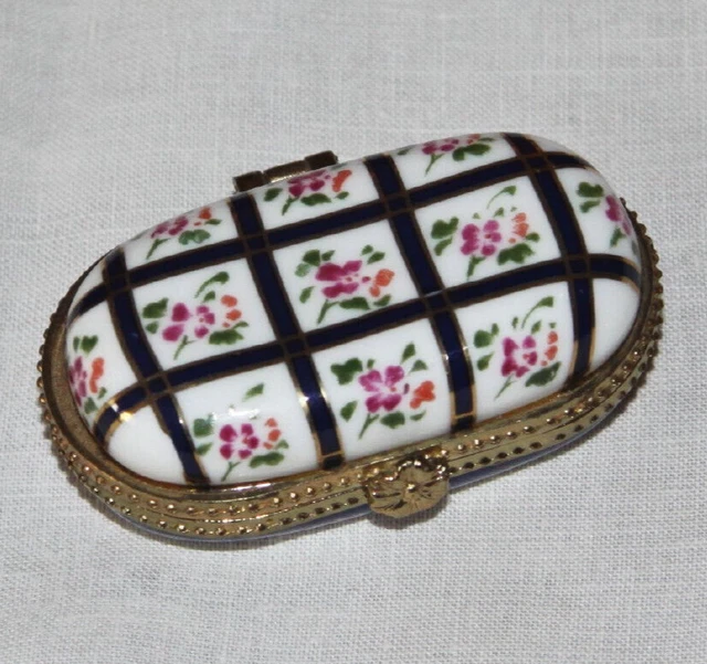 Boîte à pillules ancienne ovale en porcelaine