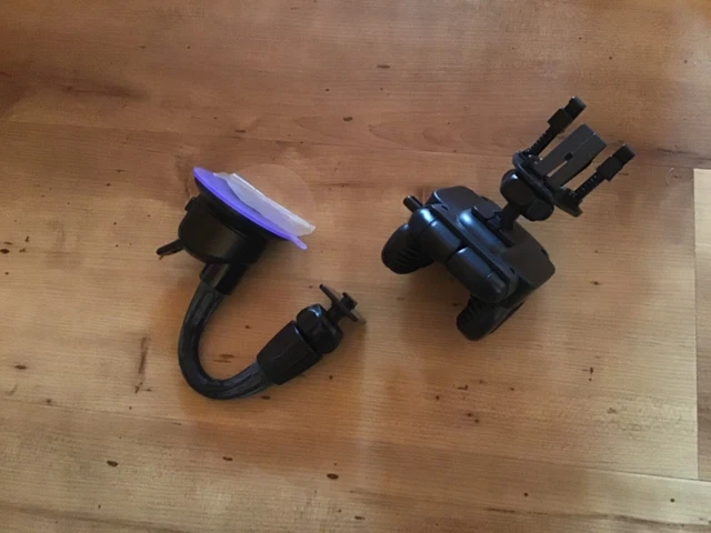 Insignia universal Vechile mount NS-MVMU5 black new