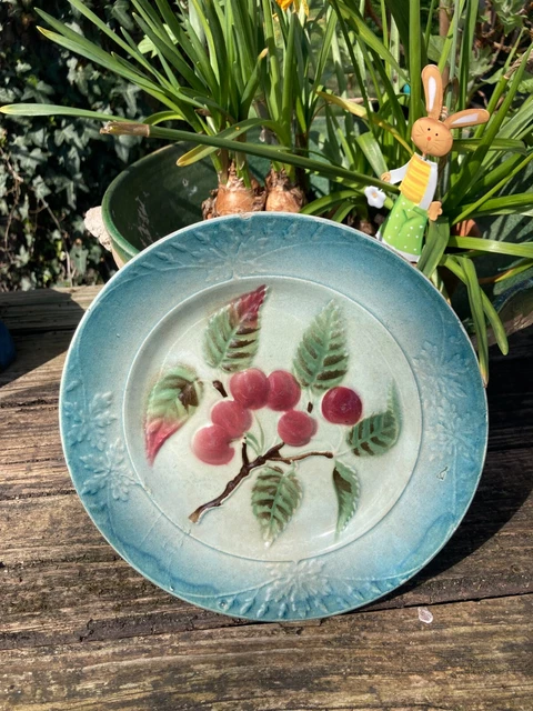 assiette en barbotine décor de cerises collection