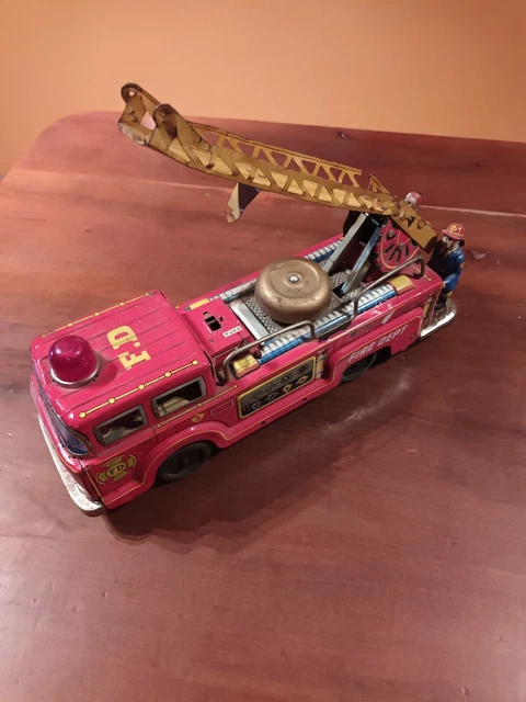 JOUET EN TOLE & plastique Camion sapeur pompier grande echelle Bronco J