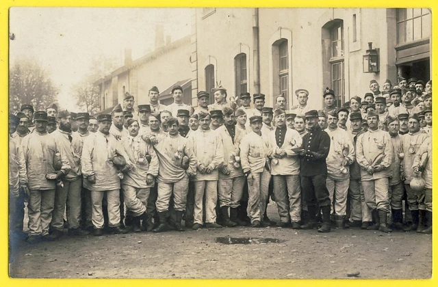 cpa CARTE PHOTO CASERNE MILITAIRES SOLDATS du 17ème Régiment RPPC Army Soldiers