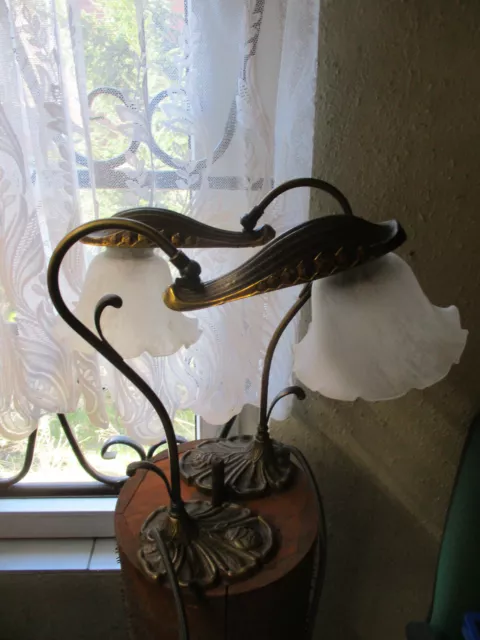 2 Jugendstil-Nachttischlampen Bronze/Messing-Fuß weißer Glasschirm Blumenhütchen