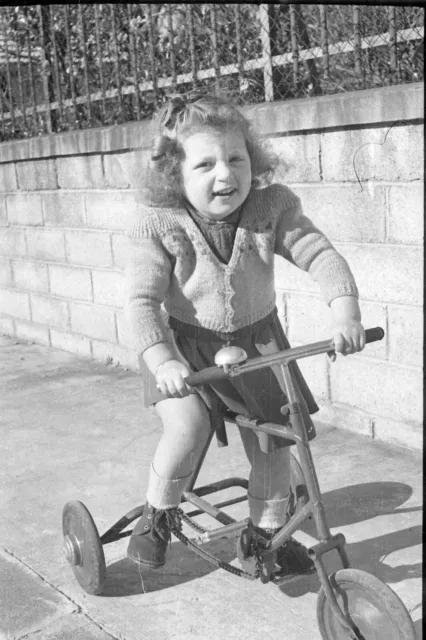Lot 35 anciens négatifs photo 35mm bobine famille enfants vacances vélo an. 1948
