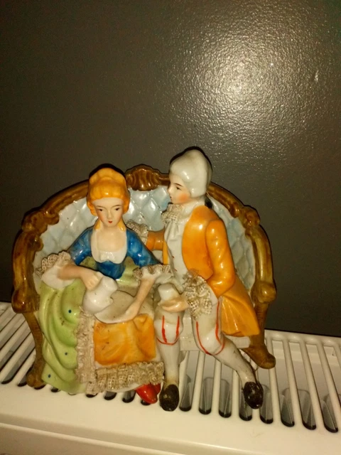 Couple en biscuit de porcelaine avec des raisins, 19e siècle