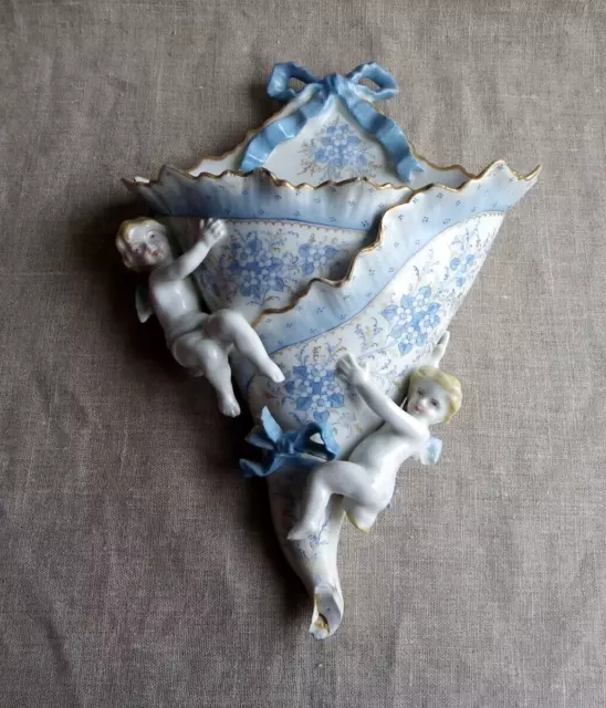 Grande Bouquetière Murale En Porcelaine - Angelots - Putti - Corne D'abondance