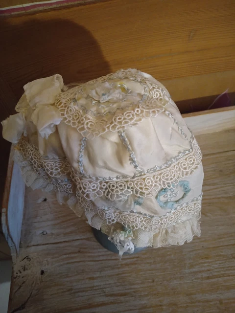 Superbe bonnet en soie pour poupée ancienne
