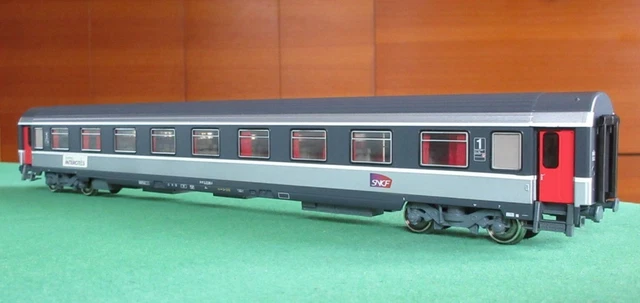 SNCF Corail 1ère Classe Voiture Corail 1ère Classe SNCF - Roco 4236 C - Échelle HO - Occasion F1 Hôtel