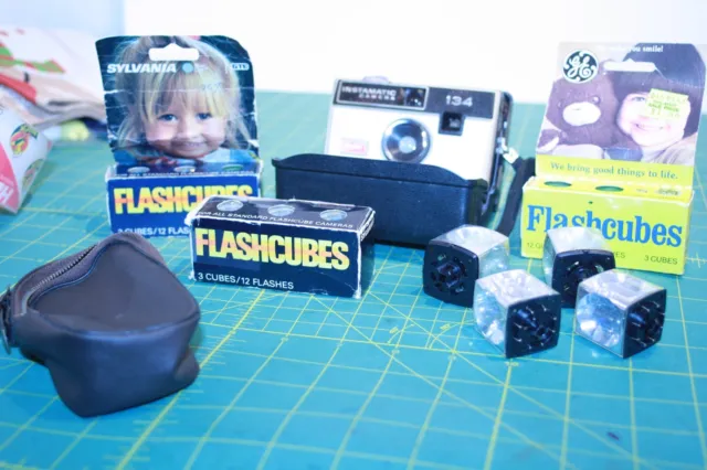 kodak Instamatic 134 with Flash Cubes & Small Storage Bag - Untested