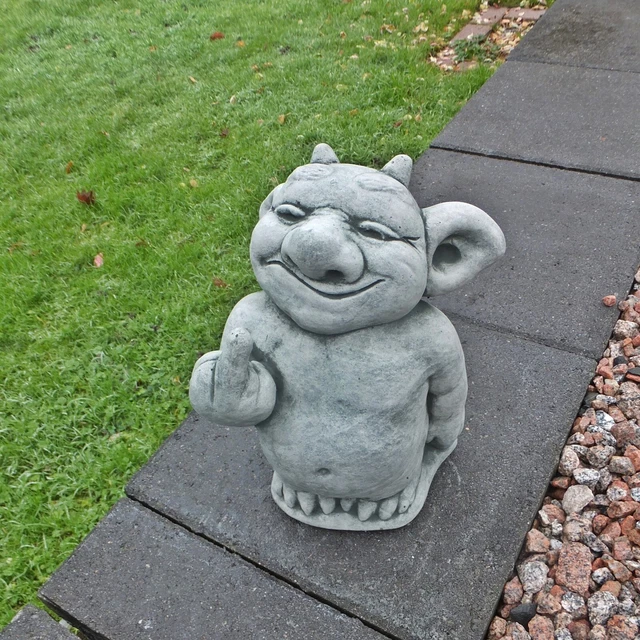 STEINFIGUR TROLL DER Teufel mit Stinkefinger Kobold Dekoration Garten