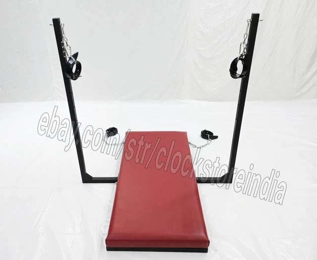 Banc en bois souple BDSM. Équipement de fessée de donjon