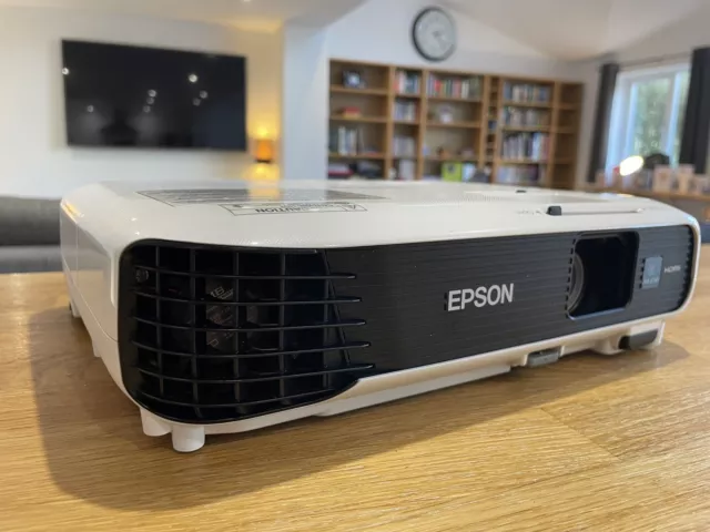 Proiettore home cinema Epson EB-S04 HDMI VGA 3.000 lumen ore basse usato telecomando 3