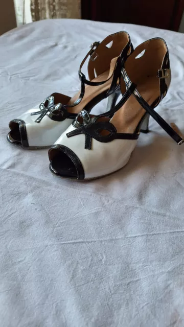 Tango Schuhe 38 weiss-schwarz Lackleder Schleife Knöchelnverschluss Absatz 7 cm 