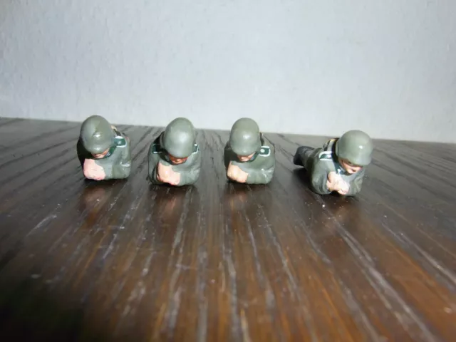 4 Massefiguren Soldaten liegend 7cm lang 3