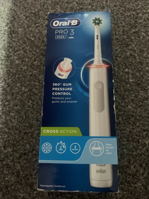 Oral-B PRO 3 3000 CrossAction White Toothbrush - ( Box bit Damage)