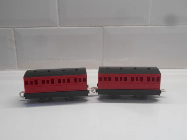 TOMY TRACKMASTER THOMAS the tank engine passenger coaches red and black ...