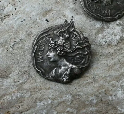 3 très ancien bouton en métal argenté  walkyrie divinité guerrière 3