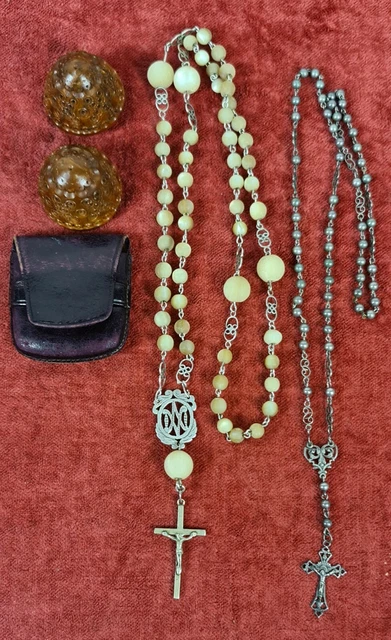 Paire De Rosaire. Perles En Nacre Et Métal. Cas Non Originaux. Xxe Siècle.