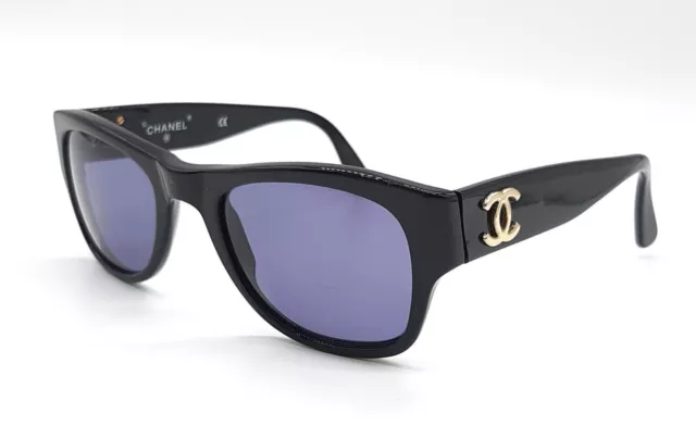 Lunettes de soleil Chanel logo Cocomark monture noire verres bleus 02462...