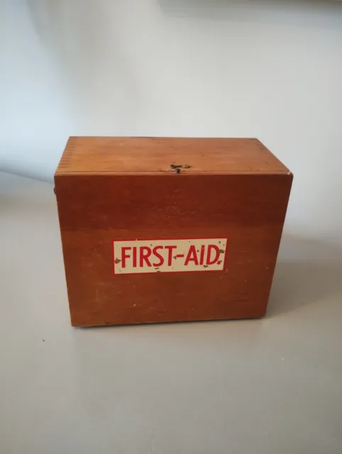 50s 60s WOODEN FIRST AID BOX / WALL MEDICAL CABINET,  RETRO VINTAGE COLLECTIBLE