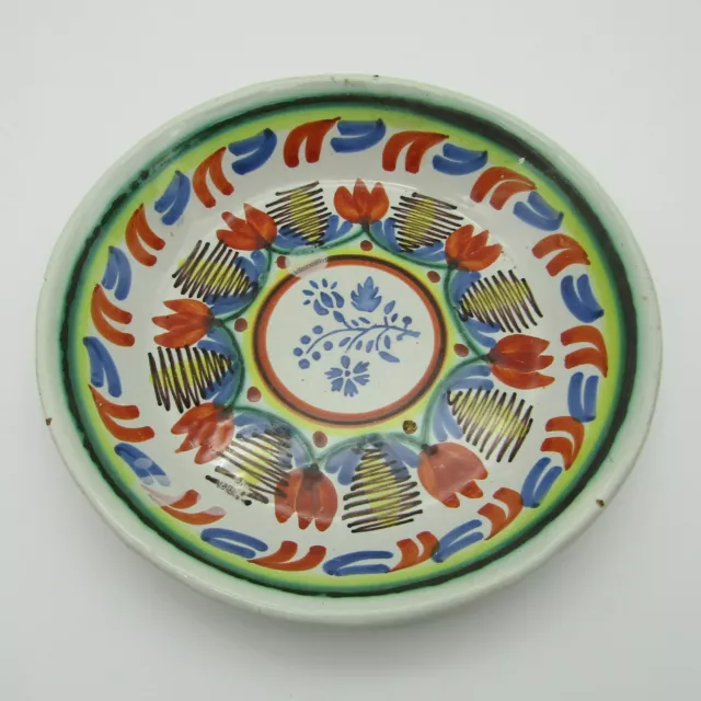 Nevers. Assiette calotte en faïence à décor polychrome de fleurs, XIXe