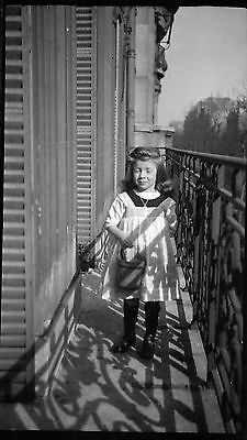 Portrait fillette & seau balcon immeuble Paris - négatif photo ancien circa 1910