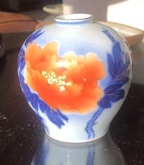 Small Vintage Japanese Porcelain Fukagawa Vase.